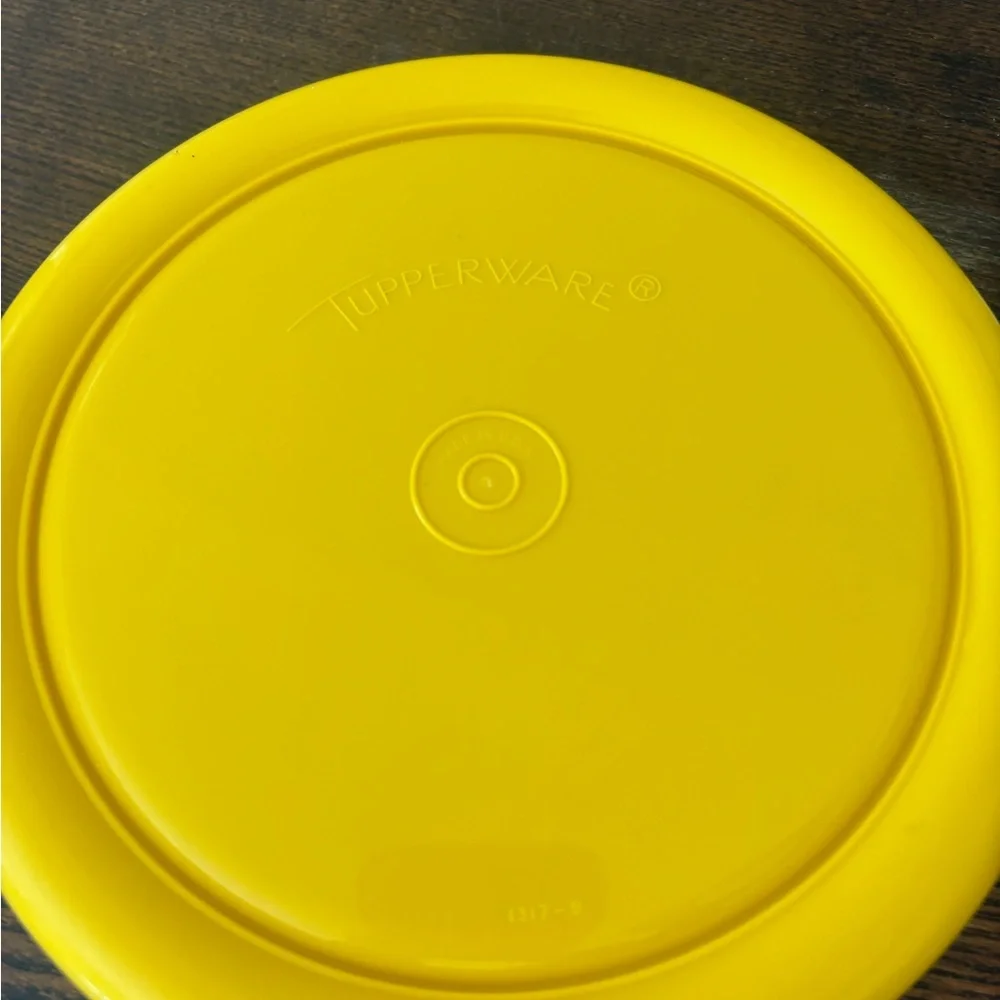 Vintage Tupperware Sunshine Yellow Childs plate Bowl with Lid - Picture 6 of 6